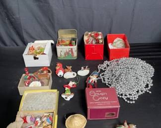 Lot # : 337 - Group of Christmas ornaments, decorations
