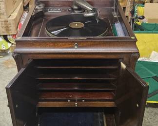 Victor Talking Machine VV-XIV Mahogany Upright Phonograph