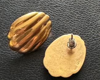 #111 - $165.00 - Pair of 14kt yellow gold earrings fan style 4.19gr 