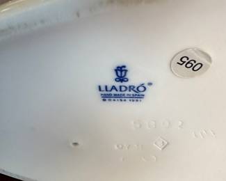 #88 - $68.00  -  Lladro clown with kittens 11in x 7 in 