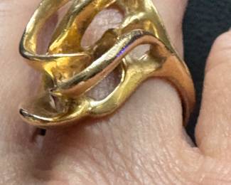 #114 - $485.00 - Lady ring, 585 marked gold 14kt, swirl, custom, sz 7.5, 12.34gr