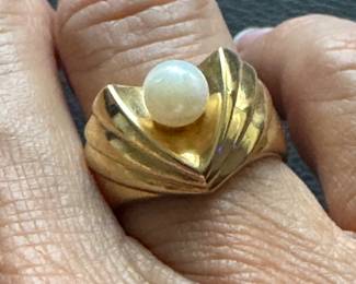 #113 - $280.00 - Lady ring, single pearl, 14kt yellow gold, size 6, 6.96gr