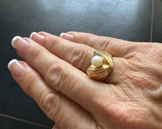 #113 - $280.00 - Lady ring, single pearl, 14kt yellow gold, size 6, 6.96gr