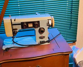 Deluxe Push Button Zig Zag Sewing Machine in Wood Table