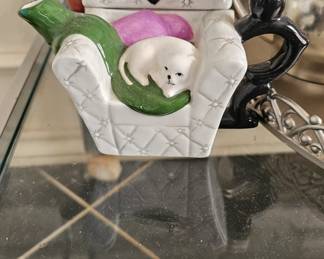 Houston Harvest Gift Product Teapot Armchair with White Cat 