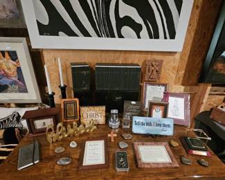 Table with Inspirational items 