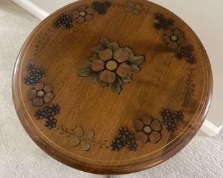 Lot 18 - $100 - Vintage Ethan Allen Painted Side Table