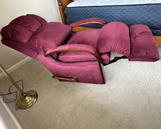 Lot 16 - $350  - La-Z-Boy Harbor Town Rocker Recliner 28"w 30"d 39"h (back) 20"h (seat).  Measures 67" long when fully extended.  