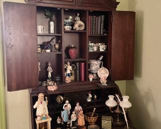 Lots of Pharmaceutical Statues & Smalls