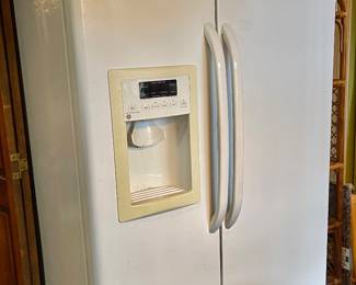GE Refrigerator
Works Good