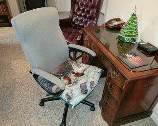 Office chair and desk