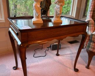 Biggs Queen Anne style mahogany pull-out tray tea table