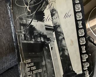 Ghost along the Mississippi, old homes