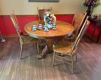 Oak pedestal table (with 1 leaf) and 4 chairs...