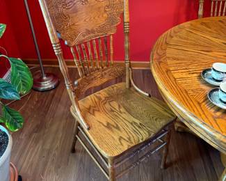 Oak pedestal table (with 1 leaf) and 4 chairs (detail)...