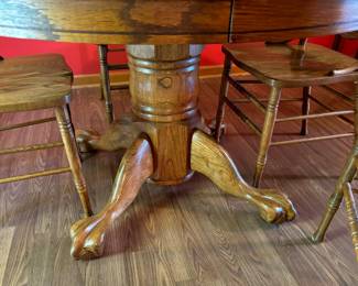 Oak pedestal table (with 1 leaf) and 4 chairs (detail)...