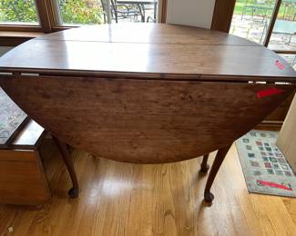 Drop leaf table