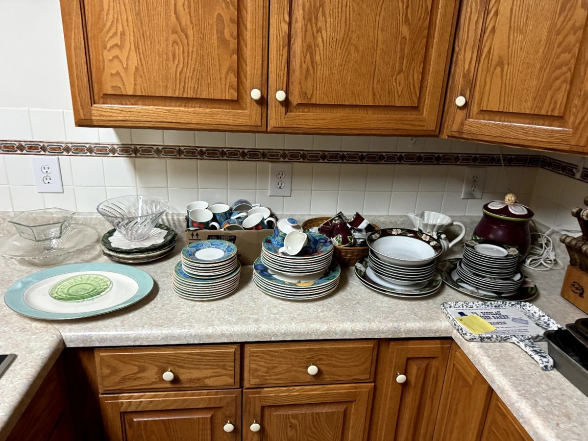 Full sets of dishware