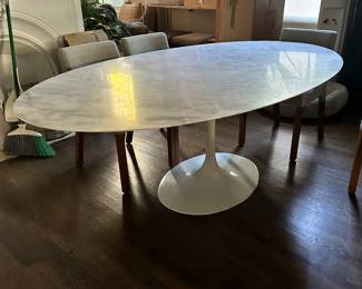 Saarinen KNOLL dining table.  Perfect.  
78L x 47 w c 28 tall.  Asking g $2800.  This is a DEAL.    Irvington NY pick up 