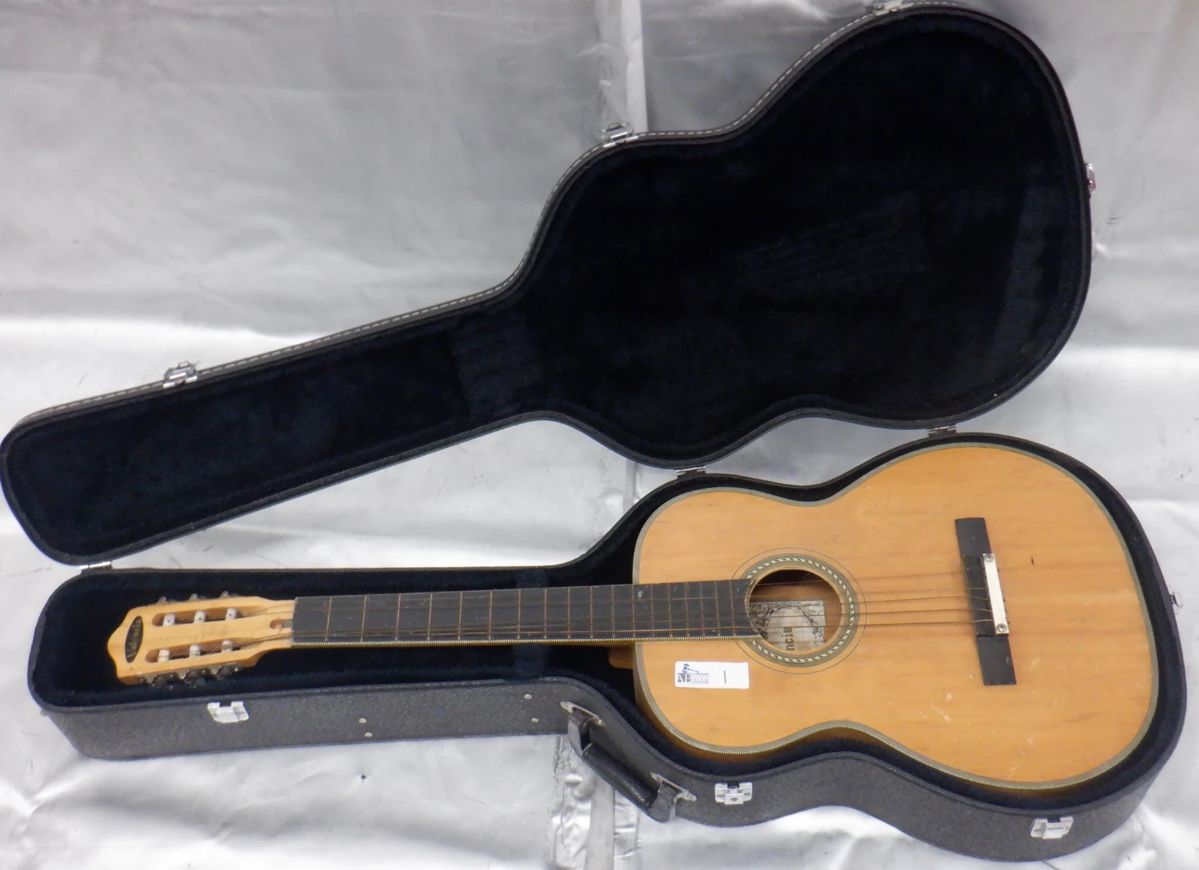 VALENCIA ACOUSTIC GUITAR IN CASE