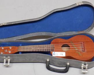 DUKE KAHANAMOKU UKULELE IN CASE
