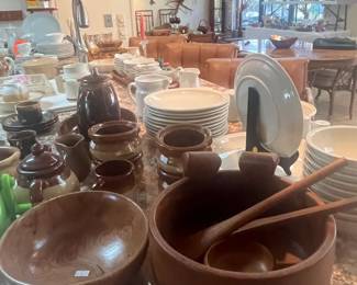 Teak salad set, pottery 