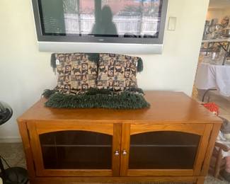 Entertainment cabinet w 2 glass front doors