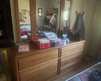 6-drawer dresser w/tri fold mirror