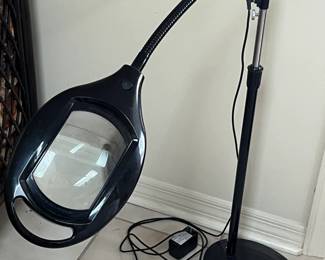 Magnifying craft sewing light