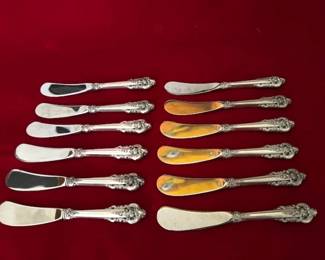 Set of 12 butter spreaders in the Grande Baroque pattern, by Wallace Silversmiths