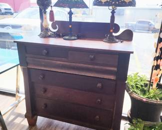 Chest of drawers and vintage lamps
