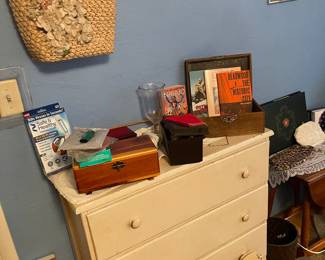 DRESSER, WOVEN PURSE