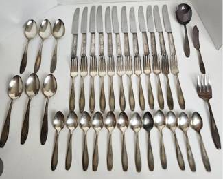 Portion of 125 pieces of Rogers Bros. Fleur de Lis silverplate