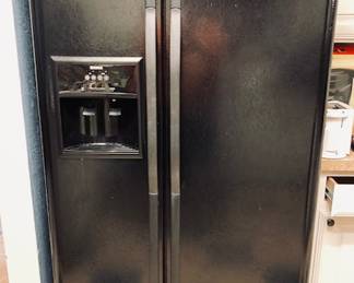 Kenmore Side by Side Refrigerator/Freezer w/ In Door Water and Ice. Black.