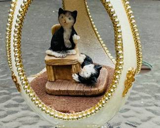 Christmas diorama egg with cat scene