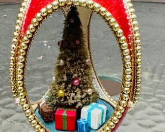 Christmas diorama egg with Christmas tree scene