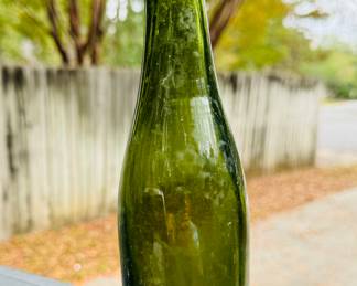 Liquor/wine bottle with inverted cone bottom