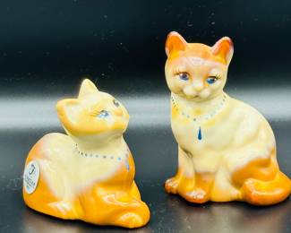 Fenton chocolate 2009 Siamese cats one hand painted by JK Spindler and the other hand painted by J Cutshaw with original Fenton paper stickers