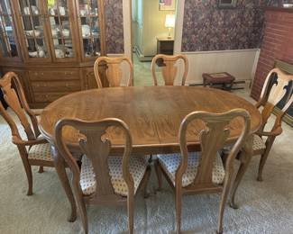 Lot 121 | Vtg Thomasville Dining Room Table & Chairs
