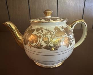Lot 384 | Sadler Tea Pot Made in England
