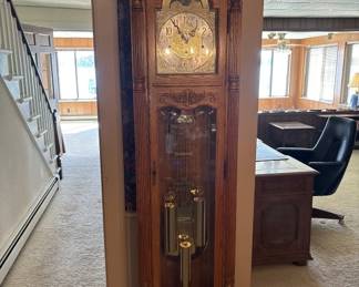 Lot 92 | Vtg Howard Miller Grandfather Clock
