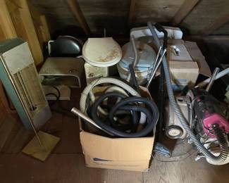 Lot 315 | Contents In Corner
