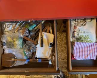 Lot 395 | Content of 2 Drawers
