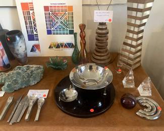 Georg Jensen Assorted Stainless Steel Flatware, Michael Aram Olive Bowl, Alessi Trivet, Faceted Crystal Obelisks, 970s Felice Antonio Botta Table Lamps Plexiglass and Wood
