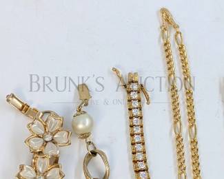 LOT OF GOLD TONED VINTAGE FASHION JEWELRY (1) LOT OF GOLD TONED VINTAGE FASHION JEWELRY. 4 NECKLACES (1 IS 14K GOLD P...
