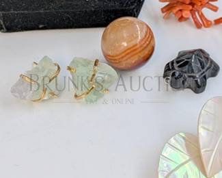 NATURAL STONE JEWELRY LOT (1) LOT OF NATURAL STONE JEWELRY INCLUDING: - MOTHER OF PEARL EARRINGS/PENDANT - CORAL SCR...