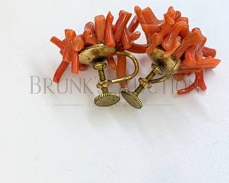 NATURAL STONE JEWELRY LOT (1) LOT OF NATURAL STONE JEWELRY INCLUDING: - MOTHER OF PEARL EARRINGS/PENDANT - CORAL SCR...