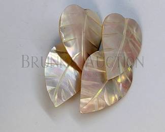 NATURAL STONE JEWELRY LOT (1) LOT OF NATURAL STONE JEWELRY INCLUDING: - MOTHER OF PEARL EARRINGS/PENDANT - CORAL SCR...