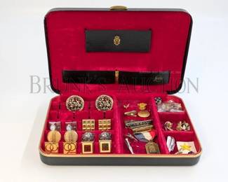 CUFFLINKS AND TIE PINS IN DRESSER BOX LOT (1) LOT OF CUFFLINKS, TIE PINS, CLIPS, AND MISC. MAN'S ITEMS. INCLUDING: 7 PAIRS OF C...