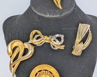 ASSTD GOLD TONE BROACHES (5) GOLD TONE BROACHES. 1 DESIGNER "TONA" LARGEST IS 3"